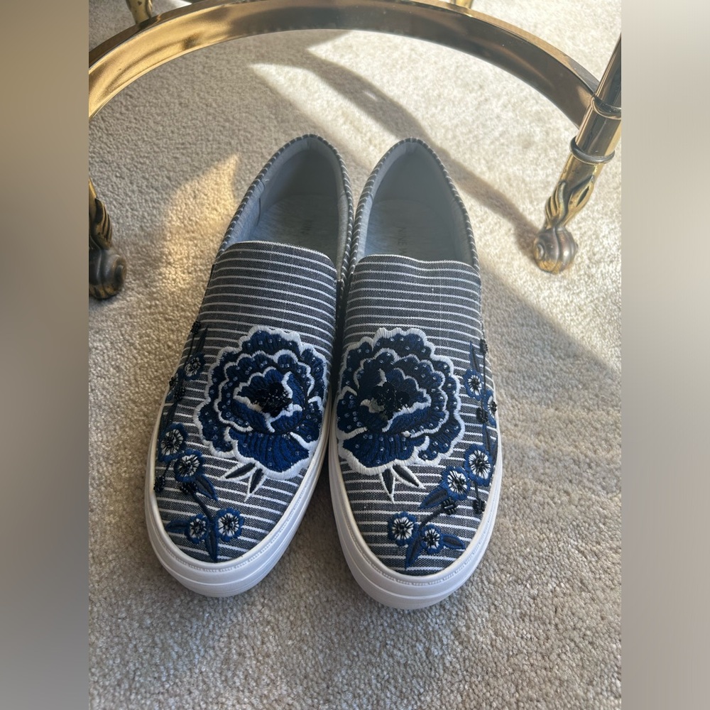 New Nine West Onyeka Blue and Gray Striped Floral Embellished Sneakers Size 9